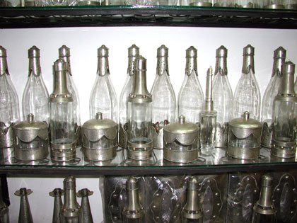 シルバーとガラスの組み合わせがきれいな瓶達