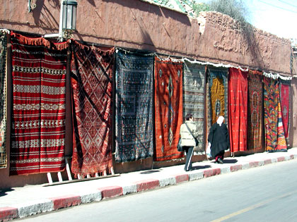 モロッコカラーの壁に色とりどりの絨毯が映えます